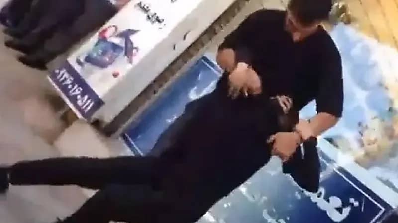 شاهد .. عناصر الأمن الإيراني يحاولون ضرب امرأة حامل أمام زوجها