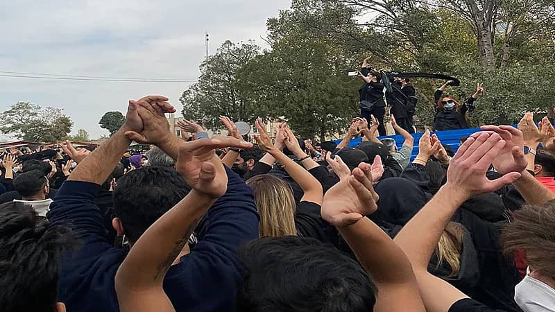 قوات الملالي تطلق النار على مشيعين جثمان أحد ضحايا النظام الإرهابي