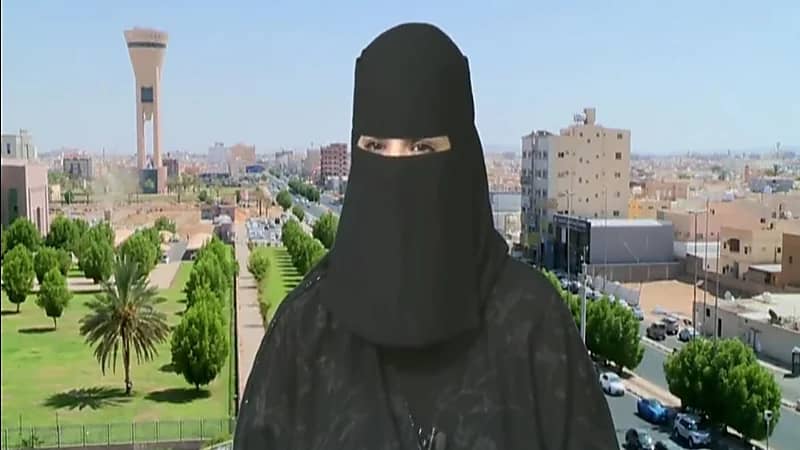 بالفيديو.. "إدارية" في مدرسة تروي قصة إنقاذها لطفل من الموت بعد ابتلاعه عملة معدنية