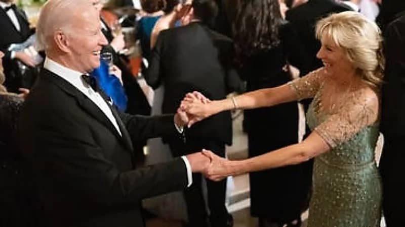 شاهد.. وصلة رقص لبايدن وزوجته في عيد ميلاده الثمانين 