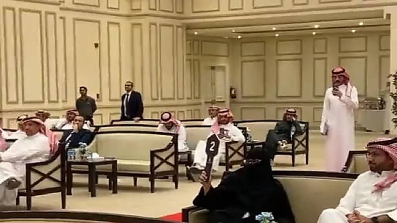 بالفيديو: امرأة تشتري أرض بحي "حطين"  بأكثر من 30 مليون ريال في مزاد علني