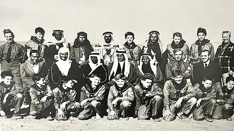 شاهد.. صورة نادرة لأبناء الملك سعود مع أفراد "كشافة أرامكو" في الظهران 