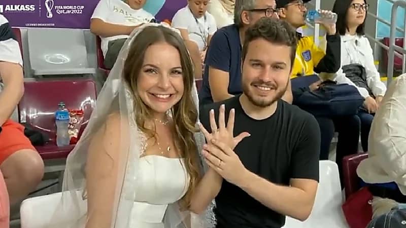 بالفيديو .. عروسان يحتفلان بزفافهما في مدرجات مونديال قطر