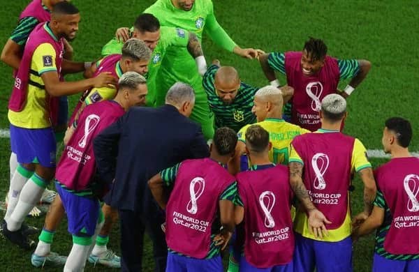 فيديو .. مدرب البرازيل يرقص مع لاعبيه بعد صعق كوريا الجنوبية
