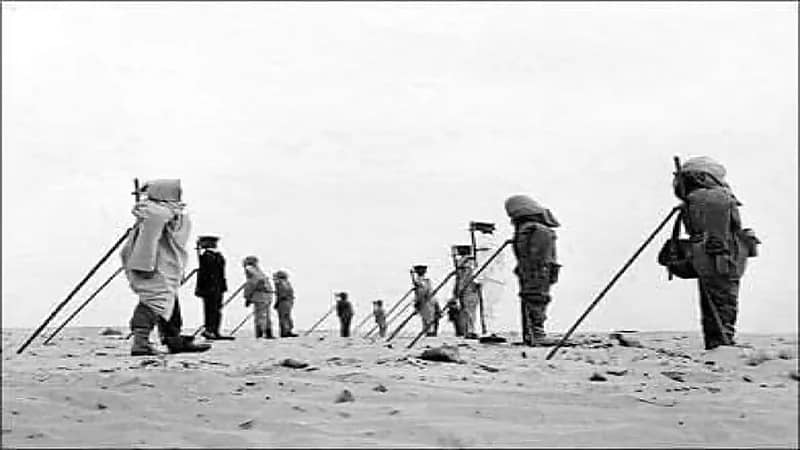 شاهد.. صورة نادرة لأسرى جزائريين ثبتتهم فرنسا في أوتاد لسبب غريب 