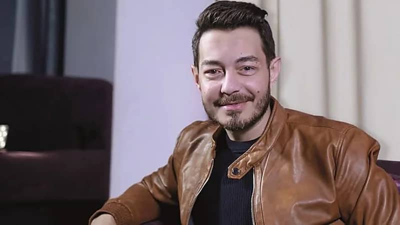 شاهد.. أحدث ظهور للفنان أحمد زاهر داخل طائرة