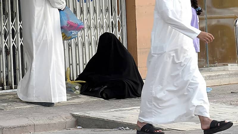 ضبط عجوز بحوزتها 132 ألف وآخر 56 ألف..قصص متسولين يدعون الحاجة