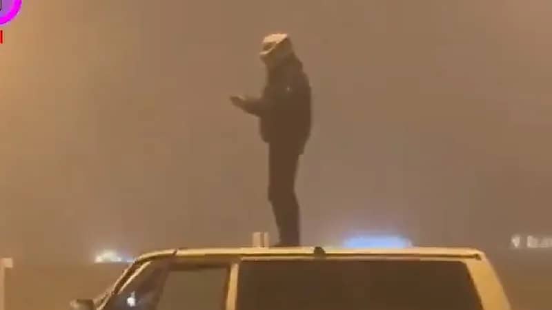 شاهد.. شاب يرقص الدحة على سقف مركبته وسط الضباب الكثيف