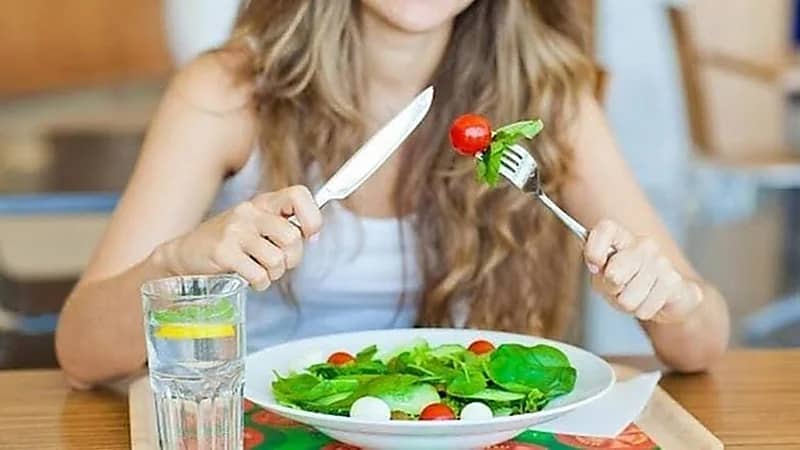 العمار يكشف عن فوائد مضغ الطعام ببطء