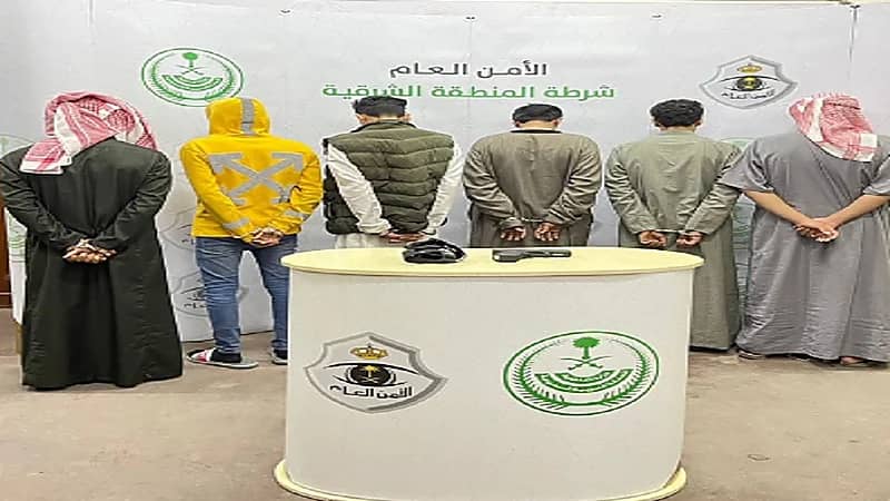 بالفيديو .. الإطاحة بـ6 أشخاص صدموا مركبة عمدا وأطلقوا النار على أخرى