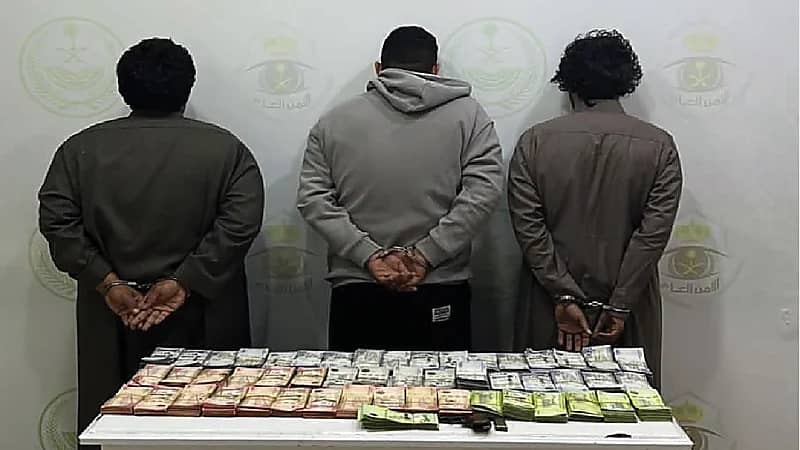 ضبط 3 مواطنين سرقوا 2.9 مليون ريال من مؤسسة تجارية بالرياض