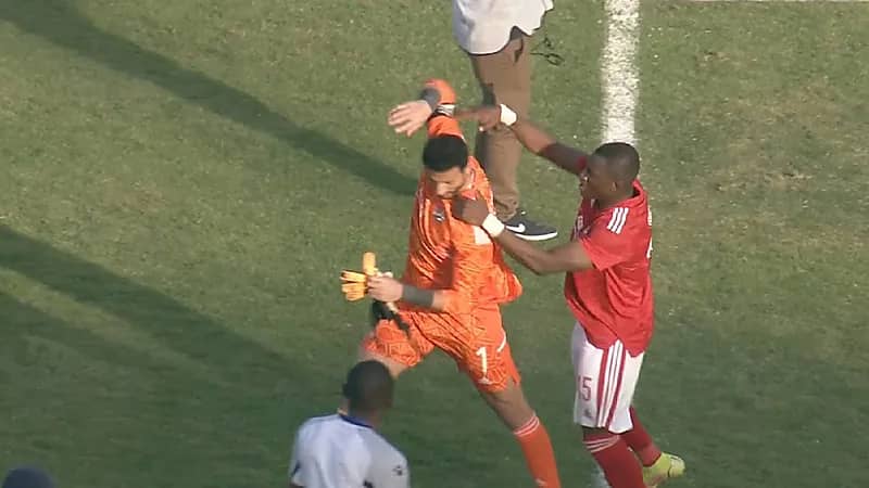 بالفيديو.. الشناوي يشتبك مع الجهاز الفني للهلال السوداني