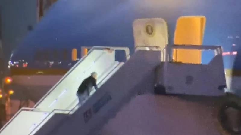 بالفيديو .. بايدن يتعثر من سلم الطائرة في بولندا