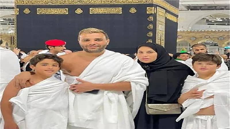 رامي صبري وزوجته يؤديان مناسك العمرة