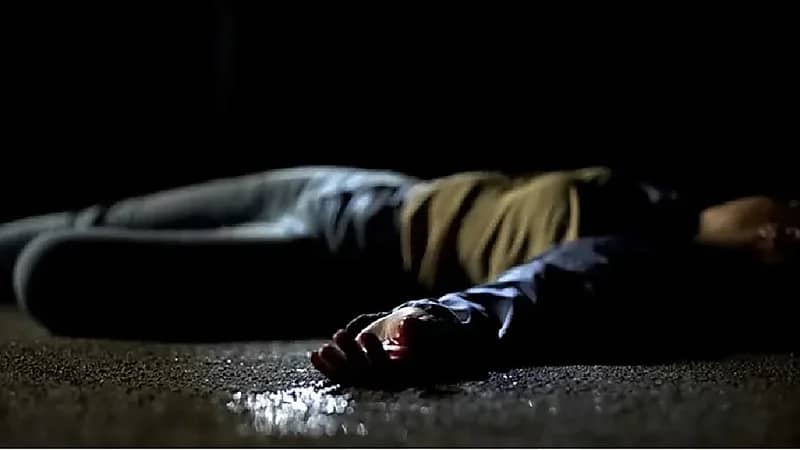 طالب جامعي يقتل والده بماسورة حديد أثناء نوبة غضب