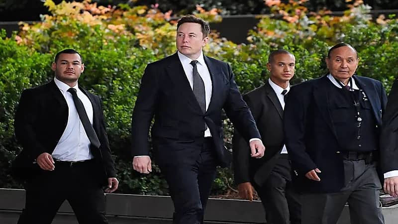 حراس يرافقون" ماسك" حتى إلى "الحمام"