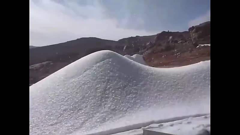 بالفيديو.. أعمال "إنتاج الثلج" الصناعي في مرتفعات تروجينا بنيوم