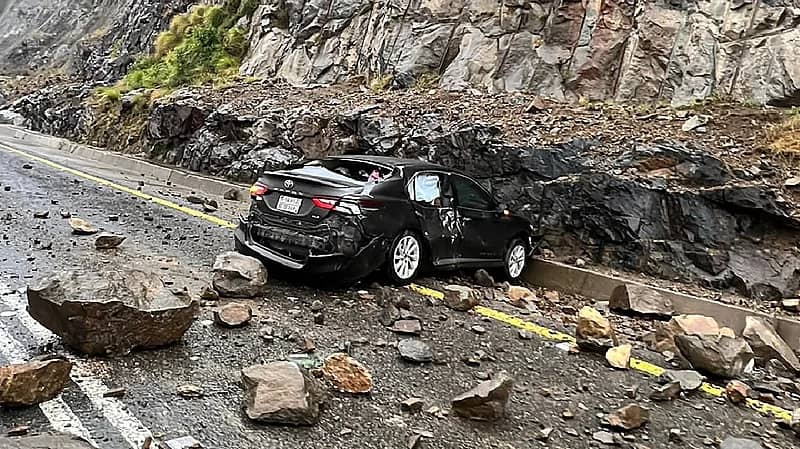 شاهد.. انهيارات صخرية على المركبات بعقبة ضلع بعسير