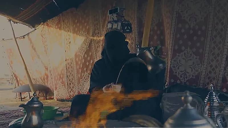 بالفيديو.. مواطنة تعتزل المدينة وتعيش في صحراء القصيم وسط أغنامها