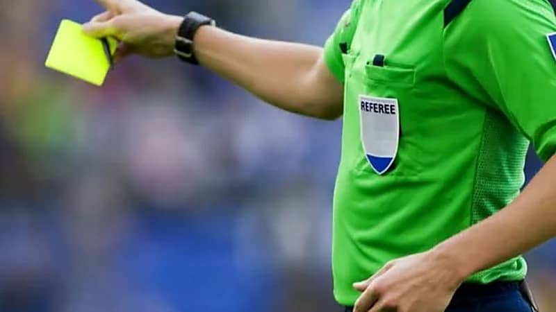 إيقاف 6 حكام بعد احتساب 42 دقيقة وقتا ضائعا في مباراة كرة قدم