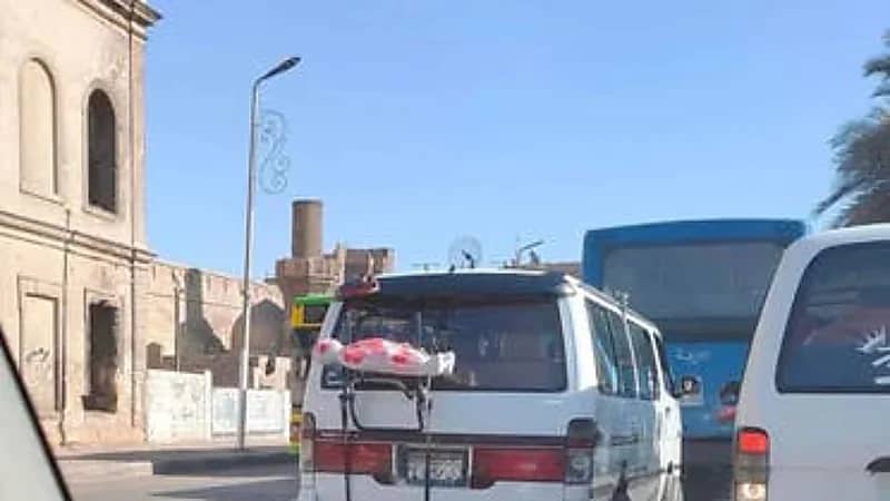 صورة لطفل مكفن يسيل منه الدماء خلف حافلة تثير الهلع