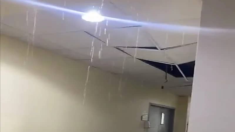 شاهد.. انهيار سقف كلية بحفر الباطن بسبب الأمطار