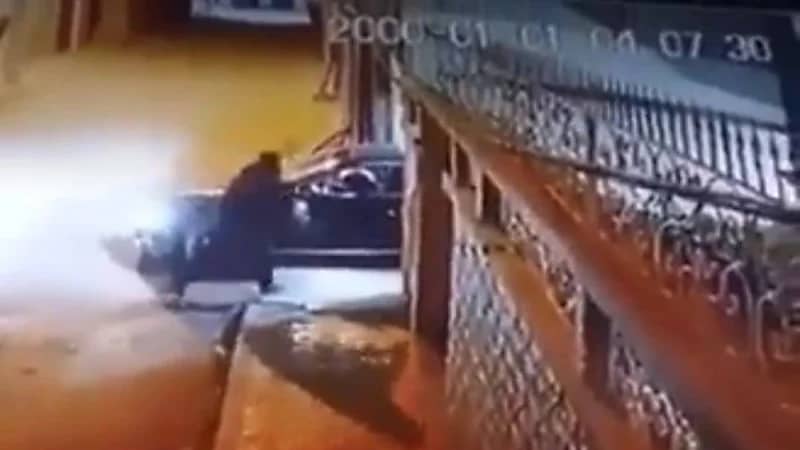 شاهد.. اغتيال رجل  أعمال جزائري أمام زوجته