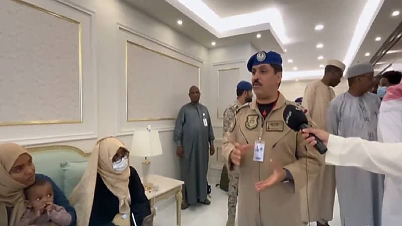 قائد القاعدة الجوية للقادمين من السودان: "شرفتونا واللي تحتاجونه حاضرين فيه"