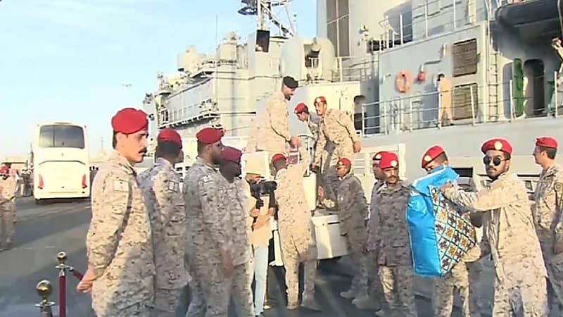 شاهد.. القوات الملكية تساعد الرعايا القادمين من السودان في نقل أمتعتهم