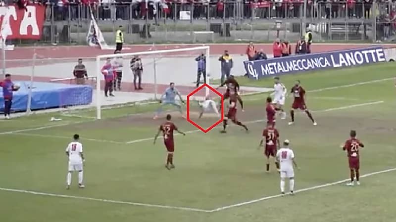 شاهد..لاعب إيطالي يبهر الجميع بتسجيل هدفين مذهلين بنفس الطريقة