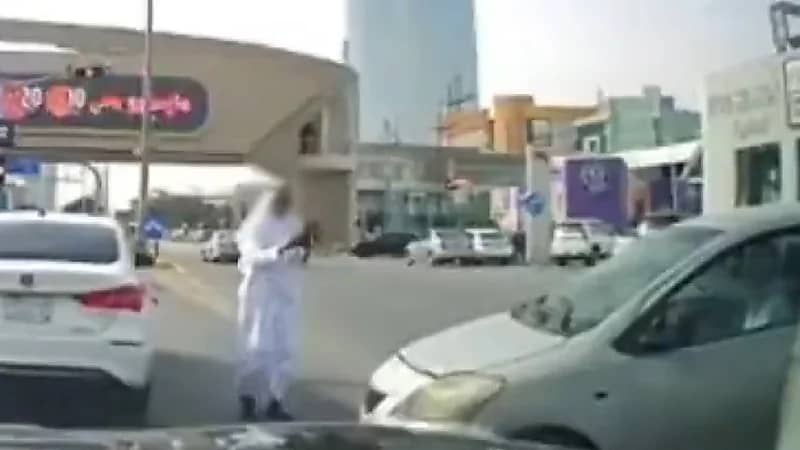 شاهد.. مواطن ينزل من مركبته لتصوير سيارة مخالفة على طريق بالرياض