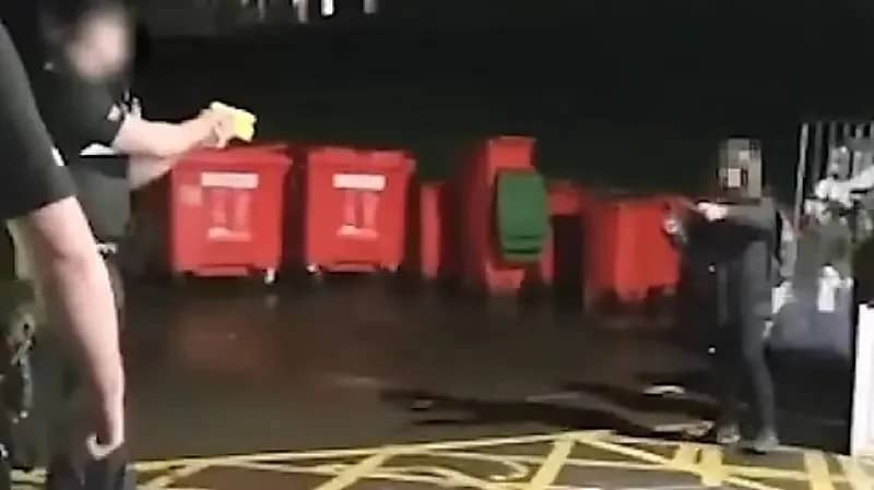 رجل أمن يصعق طفلاً في بث مباشر