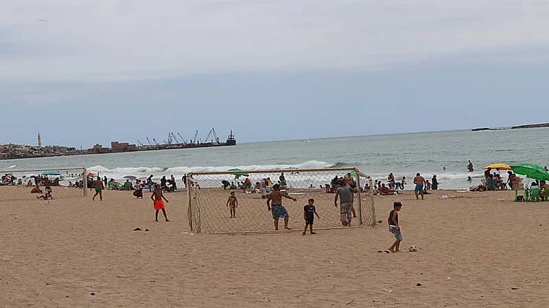 شيخ يستعين بـ15شابا لطرد امرأة من شاطئ