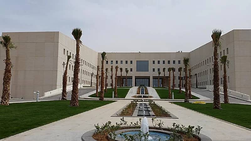 التعليم تتيح للطلاب تجارب علمية في انعدام الجذابية