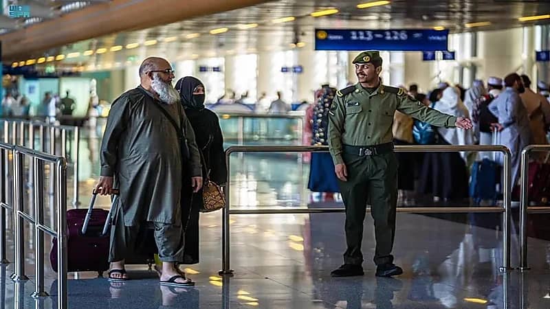 شاهد.. وصول أول فوج من حجاج باكستان إلى  المدينة 