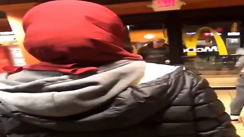 شخص يشهر سلاحه على طالبات مسلمات داخل فرع ماكدونالدز ..فيديو