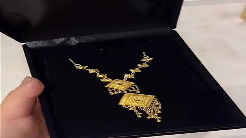 فتاة تهدي والدتها عقداً ذهبياً فرحة بتتويج الاتحاد.. فيديو