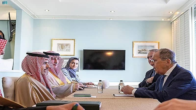 لافروف يغلق نافذة غرفة الاجتماعات أثناء لقائه بوزير الخارجية.. فيديو