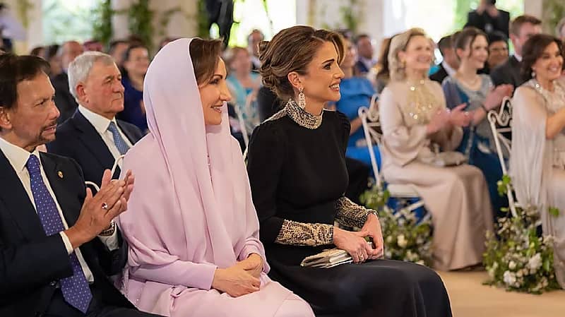 سر إطلالة والدة رجوة آل السيف بحفل زفافها - صور