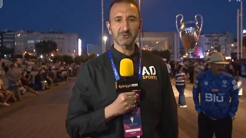 شعار الهلال يظهر في إسطنبول بجانب مراسل تلفزيوني .. فيديو