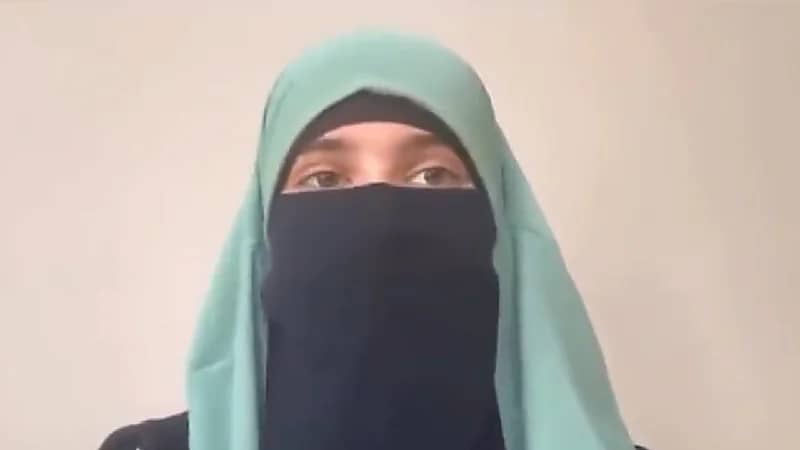 فتاة أمريكية تعتنق الإسلام بعد سماعها القرآن لأول مرة - فيديو