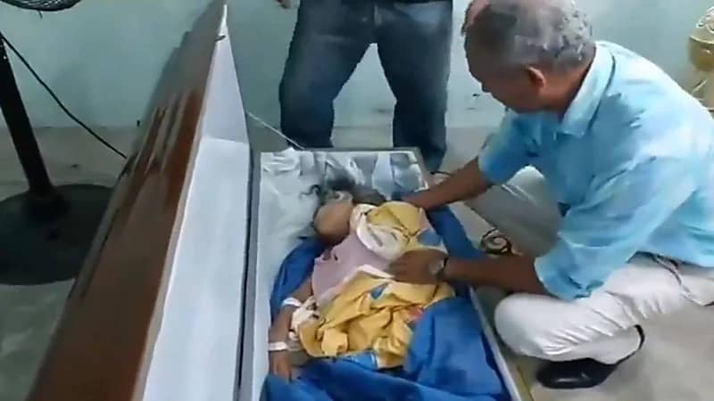 مشهد تقشعر له الأبدان لسيدة تستفيق داخل نعش خلال جنازتها.. فيديو