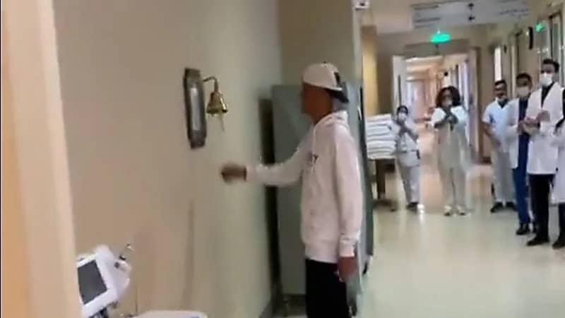 فرحة طاقم طبي لشفاء مريض بالسرطان.. فيديو