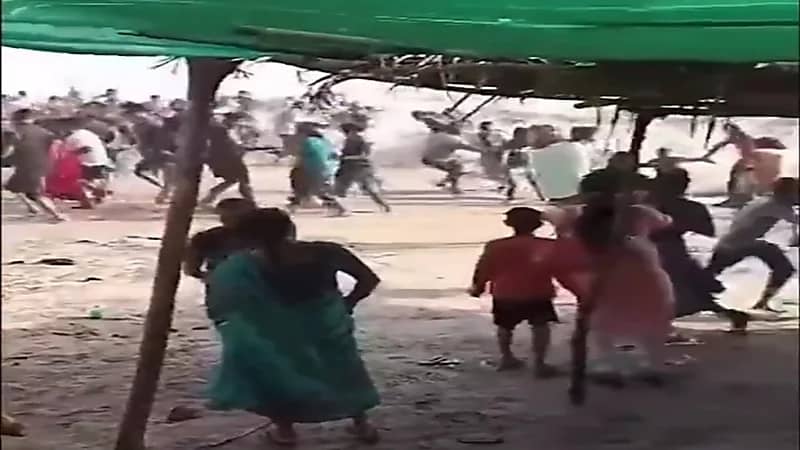 لحظات مرعبة عاشها مئات المصطافين على السواحل الهندية بسبب الإعصار.. فيديو