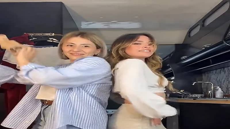 فنانه تركية شهيرة تتعرض لموقف محرج  أثناء رقصها في كواليس مسلسل