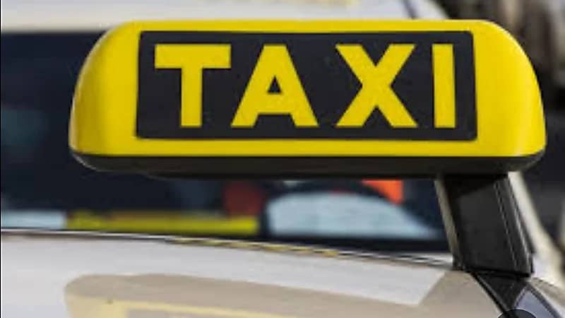 العثور على طفل نسياه والديه في التاكسي بعد 6 ساعات