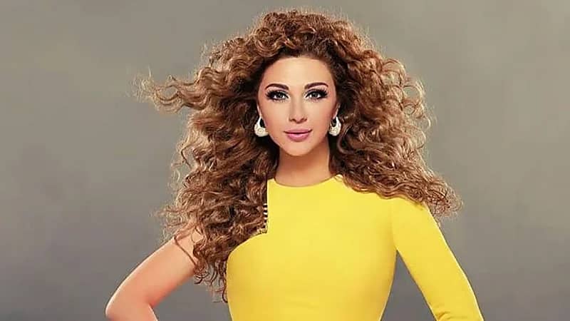 ميريام فارس بإطلالة جريئة على البحر برفقة ابنها - صور