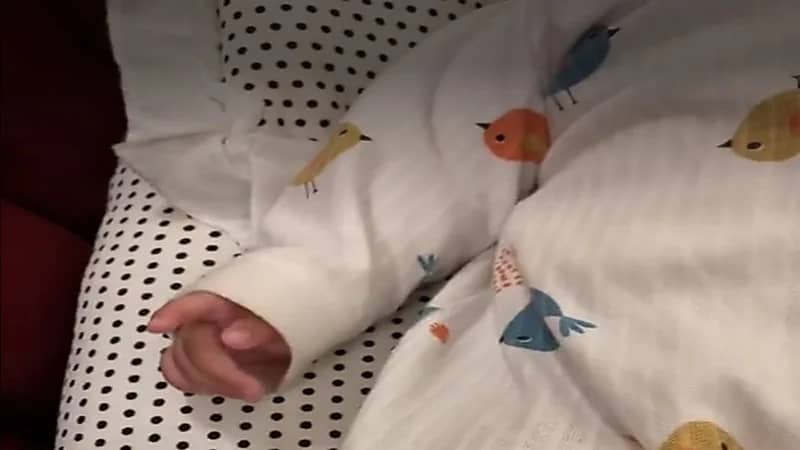 مشهد مُبهر لرضيعة ترفع إصبع التوحيد كلما ذُكر اسم الله!.. فيديو