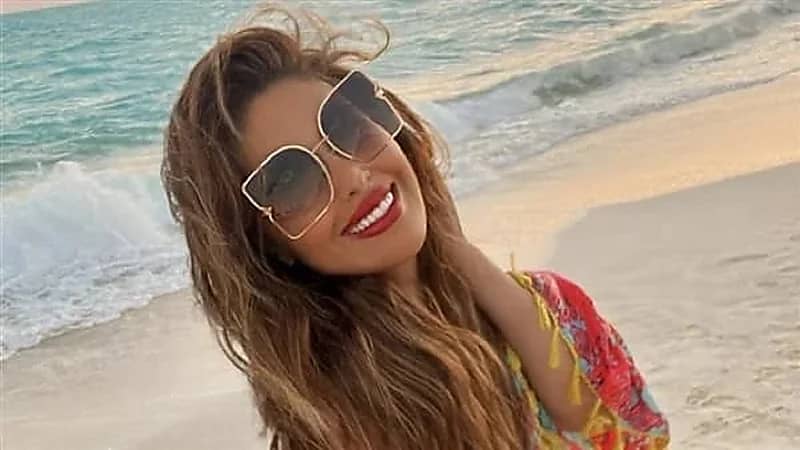 مي سليم تتألق على شاطيء البحر