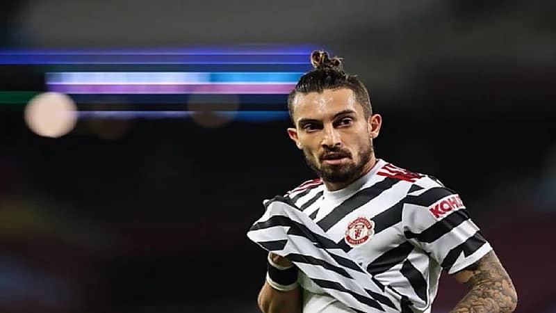 أليكس تيليس يقترب من ⁧‫النصر